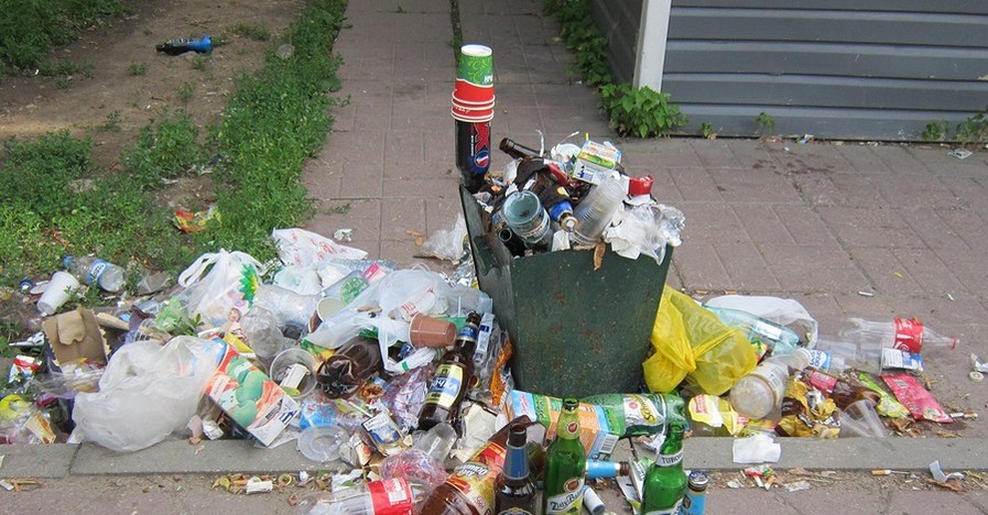 Депутаты предложили штрафовать украинцев, которые мусорят на улице