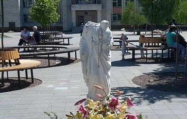 Вандалы отбили голову скульптуре Божьей Матери во Львове