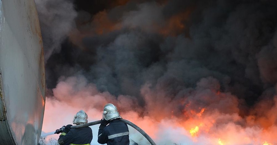 Николаев окутал столб ядовитого дыма: загорелся завод по переработке автомобильных шин
