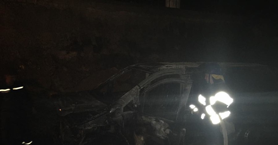 В Киеве сгорел микроавтобус, есть пострадавшие