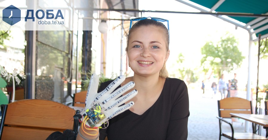 Тернопольская студентка создала перчатку, озвучивающую язык жестов