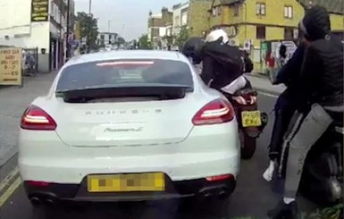 В Лондоне четверо мотоциклистов ограбили стоящий в пробке Porsche