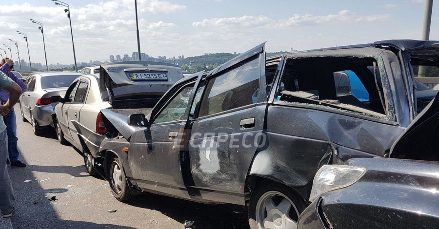 В Киеве на Южном мосту столкнулись шесть автомобилей, есть пострадавшие