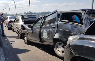 В Киеве на Южном мосту столкнулись шесть автомобилей, есть пострадавшие
