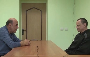 Опубликовано видео встречи Рабиновича и политзаключенного Карпюка в российской тюрьме