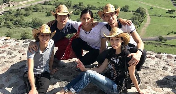 В Мексике Екатерина Кухар и Александр Стоянов танцевали на высоте 2700 метров и съели яйца муравьев