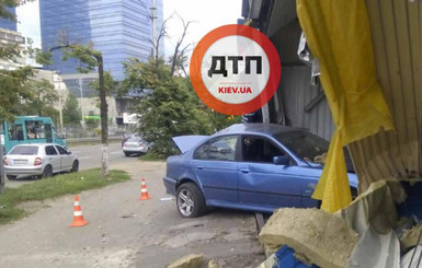 В Киеве пьяный водитель БМВ протаранил автосервис, убив мойщика