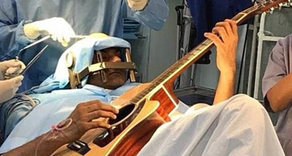 Индиец играл на гитаре, пока хирурги семь часов делали ему операцию на мозге