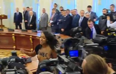 Активистка Femen оголила грудь на встрече Порошенко и Лукашенко