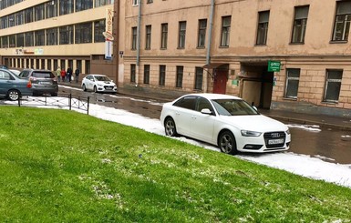 В Санкт-Петербурге выпал град, похожий на снег