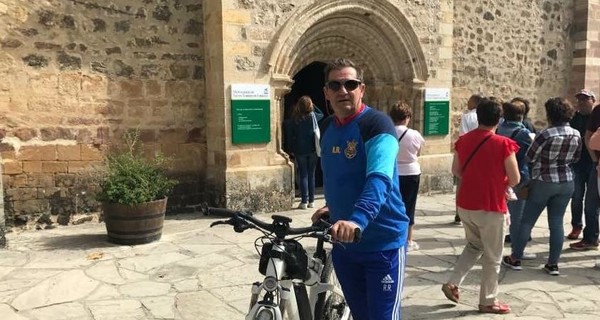 Тренер сборной Украины в монастыре помолился за попадание сборной на ЧМ в Россию 