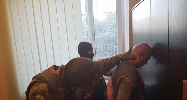 На Волыни поймали мужчину, который пытался выкупить изъятый янтарь