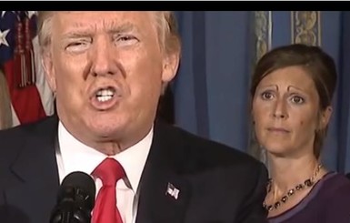 Сеть насмешила женщина со странно нарисованными бровями на выступлении Трампа