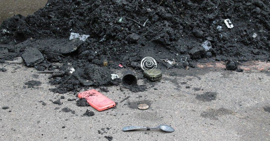 Киевские коммунальщики показали странные находки из канализации