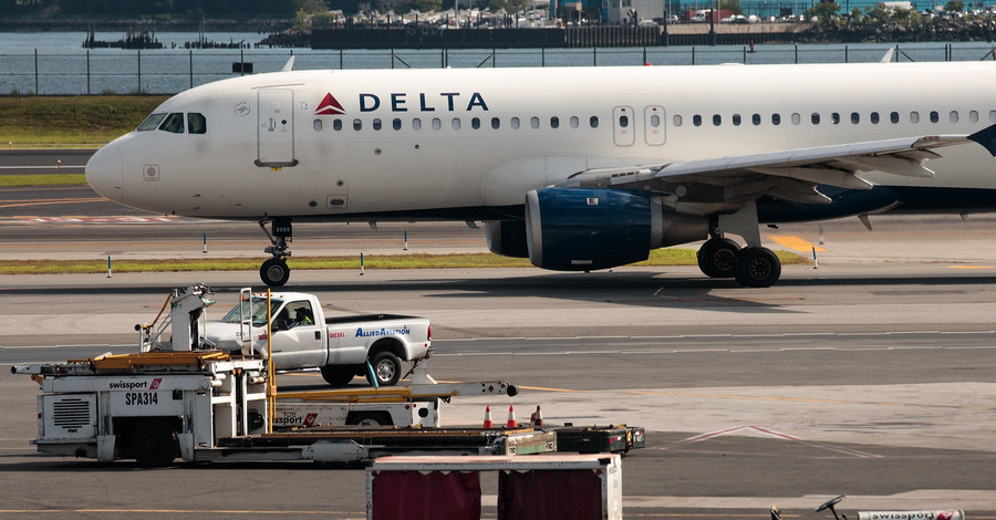 Россиянин заявил, что  его сняли с рейса Delta Airlines  из-за 