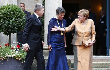 Меркель с супругом посетила оперу Вагнера в вечернем наряде