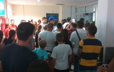 Более двух сотен украинцев вторые сутки находятся в аэропорту Греции
