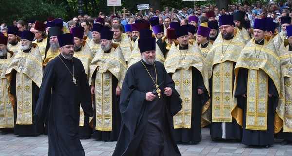 Крестный ход в Киеве: металлоискатели, изъятое оружие и заблокированные 