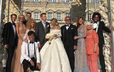 Алла Пугачева пришла на свадьбу внука в белоснежном платье