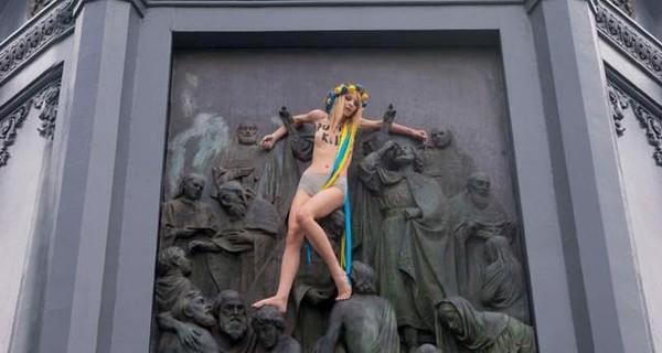 Обнаженная активистка FEMEN забралась на памятник Владимиру в Киеве