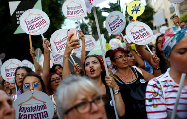 Женщины Стамбула провели масштабную акцию против насилия