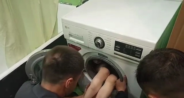 В Харькове спасатели вытаскивали ребенка из стиральной машинки