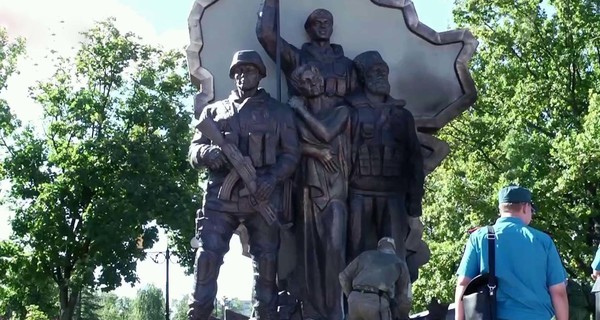 В центре Луганска взорвали памятник погибшим 
