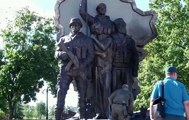 В центре Луганска взорвали памятник погибшим 