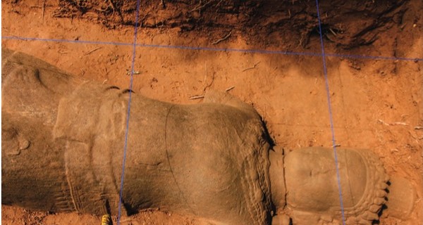 В Камбодже археологи нашли древнюю статую весом 200 килограммов