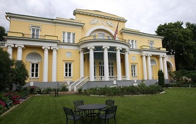 Дипломаты США вывезли вещи с посольской дачи в Серебряном Бору