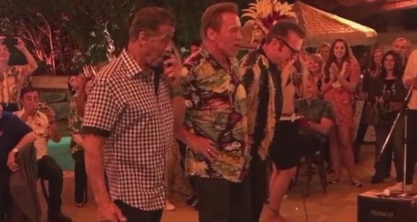 Шварценеггер, Сталлоне и Костнер покорили соцсети гавайским танцем