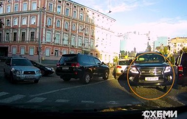В Киеве кортеж Ложкина попал в аварию, поехав навстречу движению 
