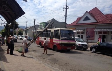 В Сваляве столбом привалило рейсовый автобус