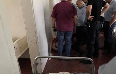 Два человека, пострадавших при нападении психбольного во Львове, все еще находятся в реанимации