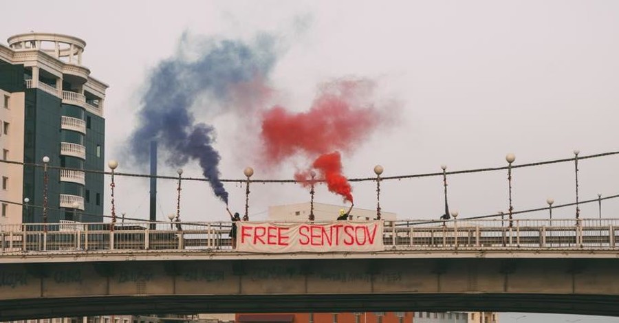 Pussy Riot провели акцию в поддержку Сенцова