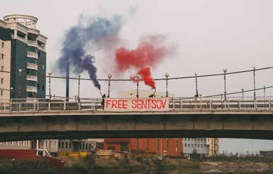 Pussy Riot провели акцию в поддержку Сенцова