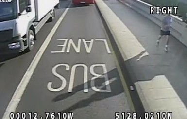 В Лондоне бегун столкнул прохожую под автобус 