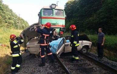 В Прикарпатье пассажирский поезд снес авто, среди погибших есть дети 