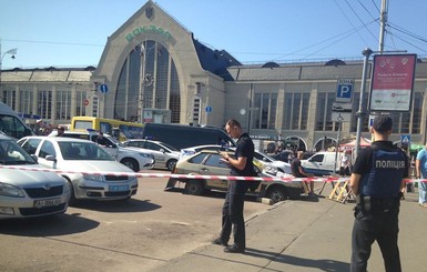 Фото: в Киеве на вокзале стрельба, трое раненых 