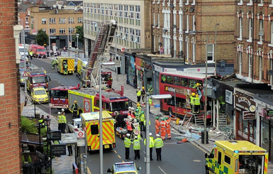 В Лондоне автобус врезался в магазин, люди кричали о помощи 