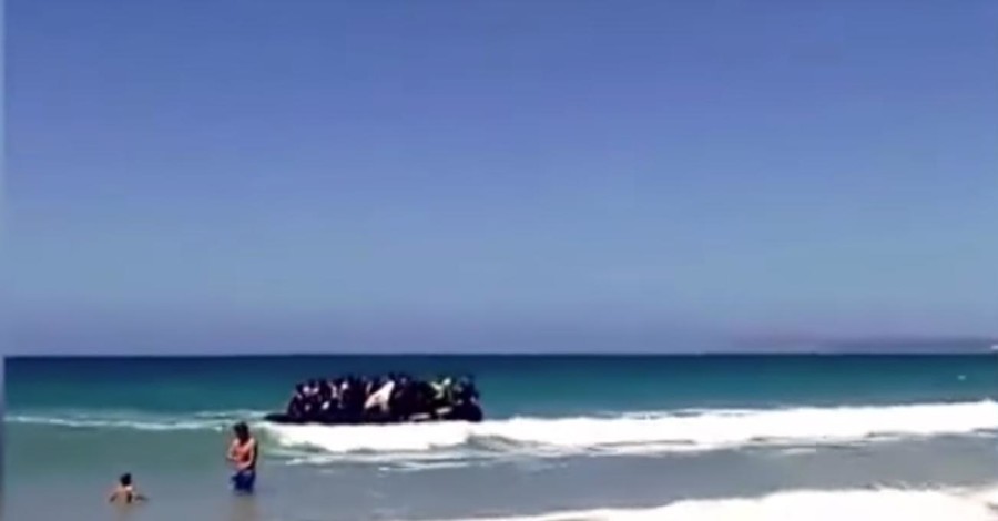 На пляже в Испании причалила лодка с мигрантами