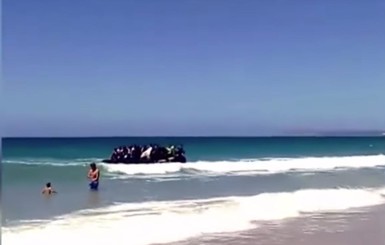 На пляже в Испании причалила лодка с мигрантами