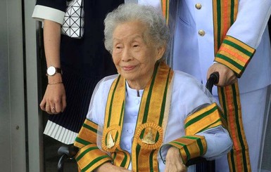 91-летняя жительница Таиланда получила степень бакалавра