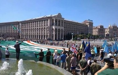В Киеве развернули рекордно большой флаг Свободной Ичкерии
