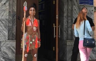 Вооруженной копьем активистке Femen вручили подозрение 
