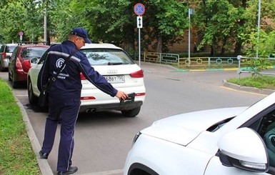 Московский таксист сбил инспектора, который выписывал ему штраф