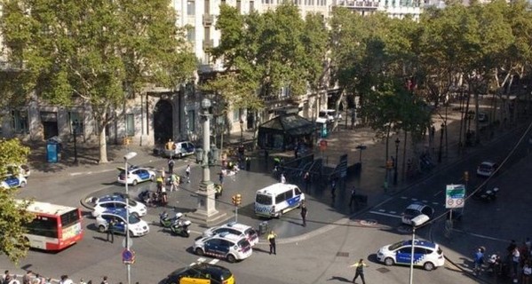 В Барселоне продолжаются теракты: автомобиль сбил группу полицейских 