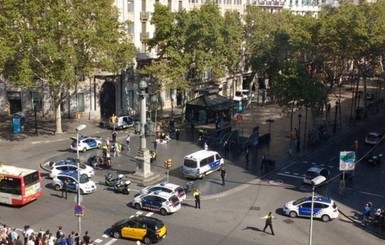 В Барселоне продолжаются теракты: автомобиль сбил группу полицейских 