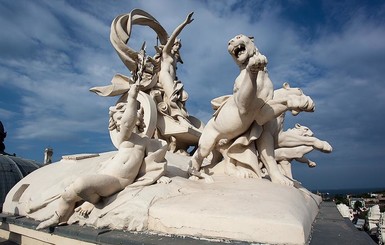 Вандалы поломали скульптуру на крыше Одесского оперного театра