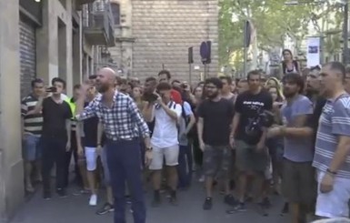 На месте теракта в Барселоне ультраправые и антифашисты устроили драку 